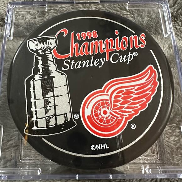 1998 Detroit Red Wings Stanley Cup Champions NHL Official Hockey Puck - Picture 1 of 2
